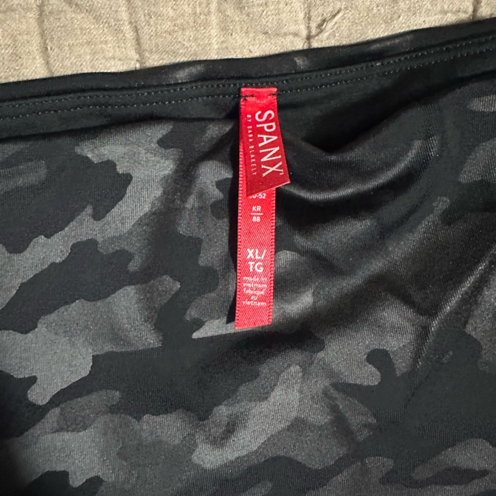 SPANX BLACK CAMO FAUX LEATHER LEGGINGS XL - Picture 2 of 2